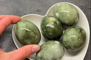 При желании для блеска яйца можно натереть растительным маслом