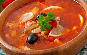 Для солянки вам знадобиться 300 г яловичини