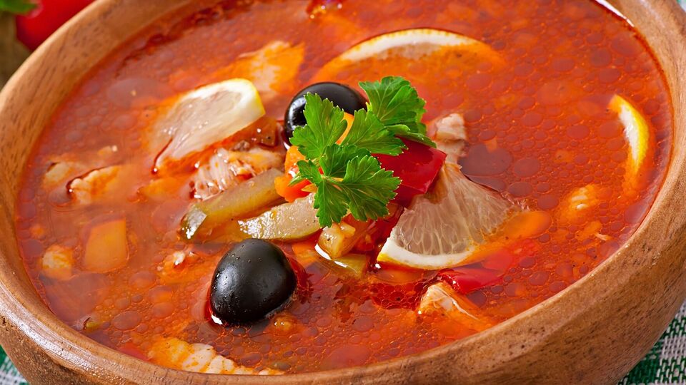 Для солянки вам понадобится 300 г говядины