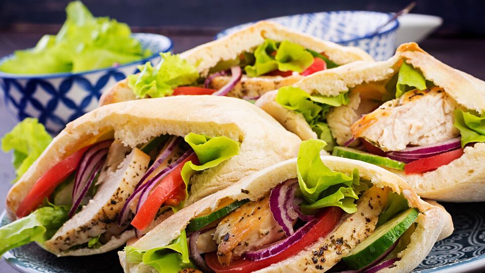 Для начинки вам понадобится 90–120 г крем-сыра