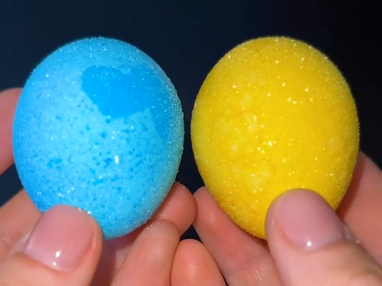 Кристали на яйцях виходять завдяки реакції винної кислоти з карбонатом кальцію