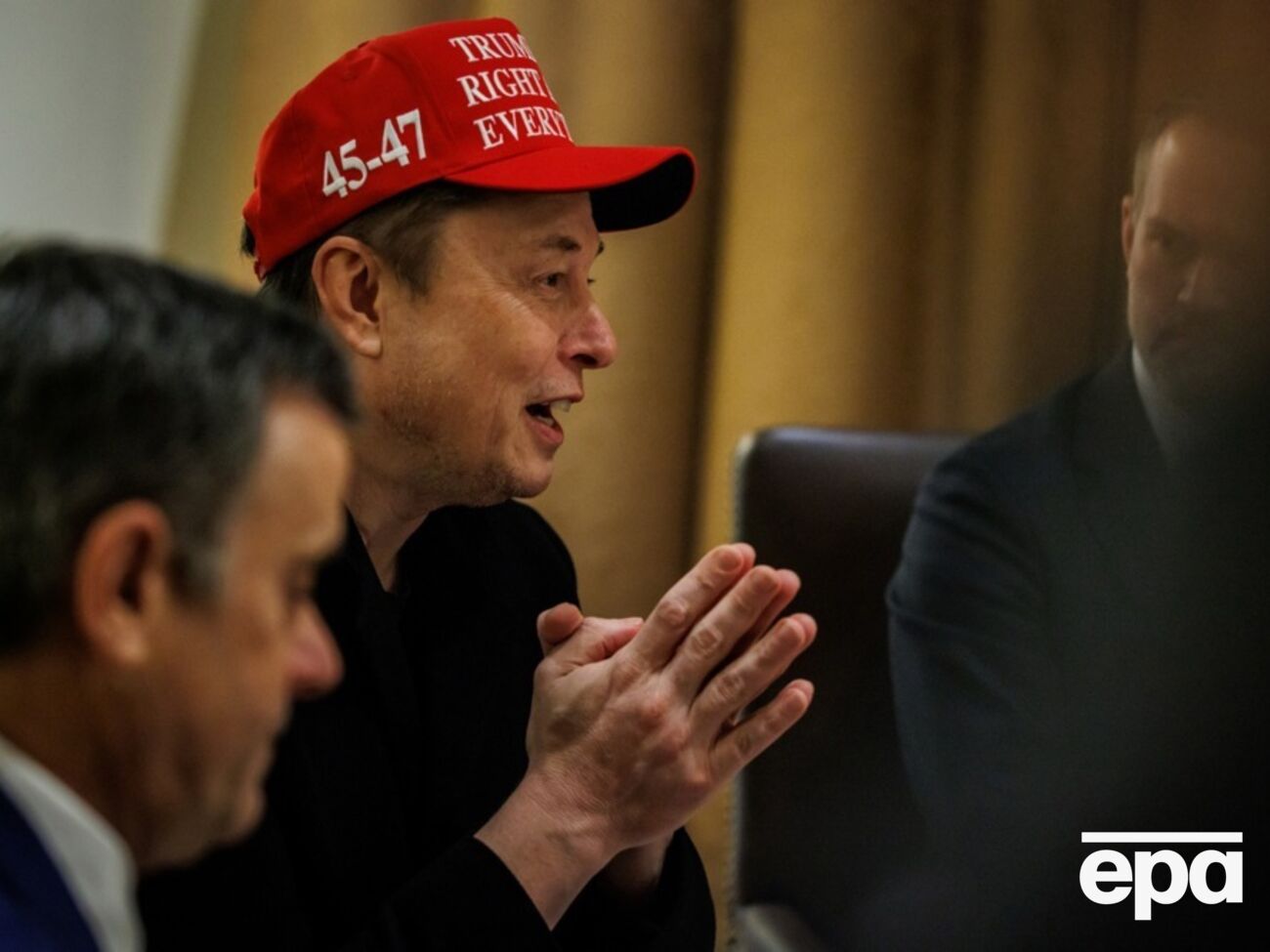 Маск (на фото) считает, что Наварро – "настоящий дурак", и добавил, что тот "тупее, куча кирпича"