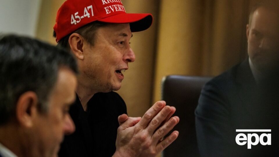 Маск (на фото) вважає, що Наварро – "справжній йолоп", і додав, що той "тупіший за купу цегли"