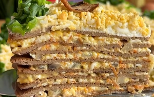 Верхний блин смажьте майонезом и посыпьте вареным яйцом, натертым на терку. Добавьте зелень и грибы