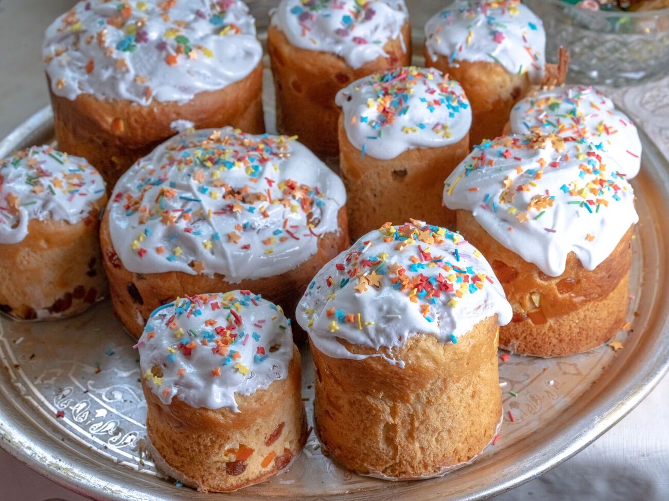 Для глазури вам понадобятся сгущенка, сухое молоко и сахарная пудра