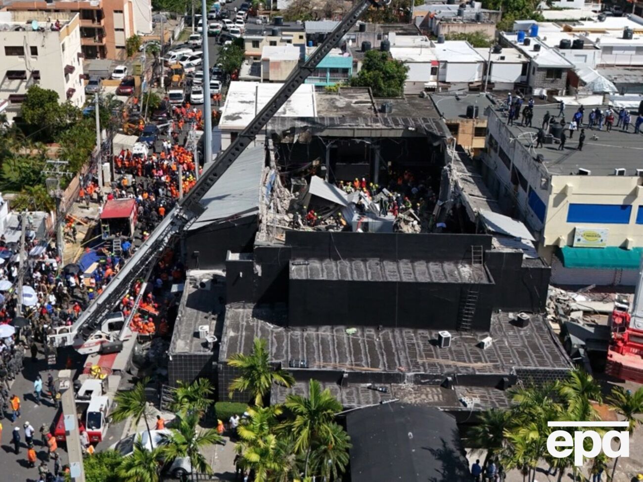 По меньшей мере 98 человек погибли, еще 160 – пострадали