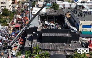 По меньшей мере 98 человек погибли, еще 160 – пострадали