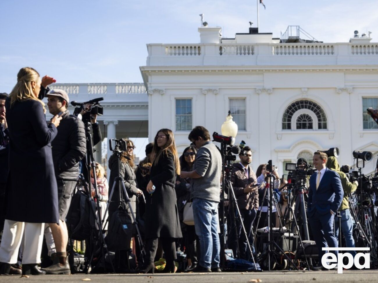 АР изгнали из Белого дома, допуская не дальше лужайки