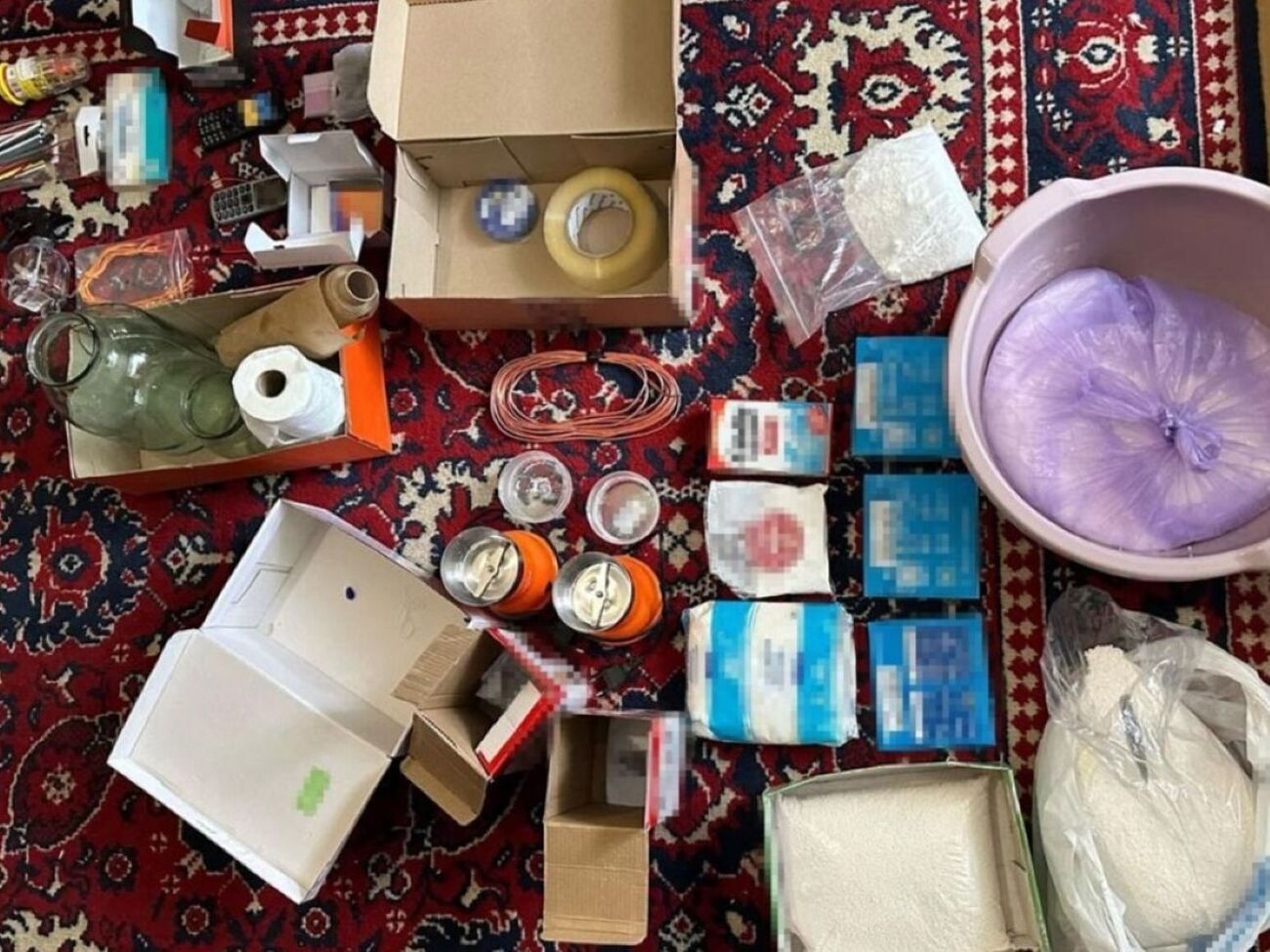 Фигуранты, предположительно, должны были подготовить самодельные взрывные устройства, заложить их под автомобили потенциальных жертв и подорвать