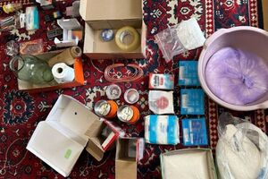 Фигуранты, предположительно, должны были подготовить самодельные взрывные устройства, заложить их под автомобили потенциальных жертв и подорвать
