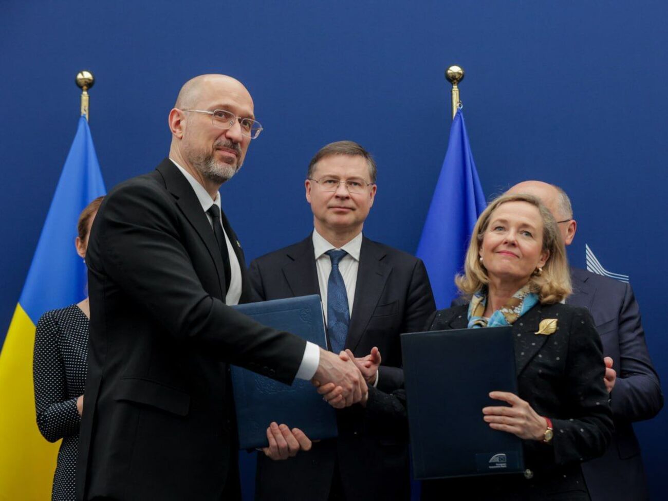 По словам Шмыгаля, соответствующие соглашения подписали в Брюсселе во время встречи с президентом ЕИБ Надей Кальвиньо