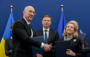 За словами Шмигаля, відповідні угоди підписали в Брюсселі під час зустрічі з президенткою ЄІБ Надією Кальвіньо