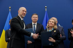 По словам Шмыгаля, соответствующие соглашения подписали в Брюсселе во время встречи с президентом ЕИБ Надей Кальвиньо