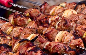 М'ясо для шашлику найкраще нарізати невеликими шматками однакового розміру