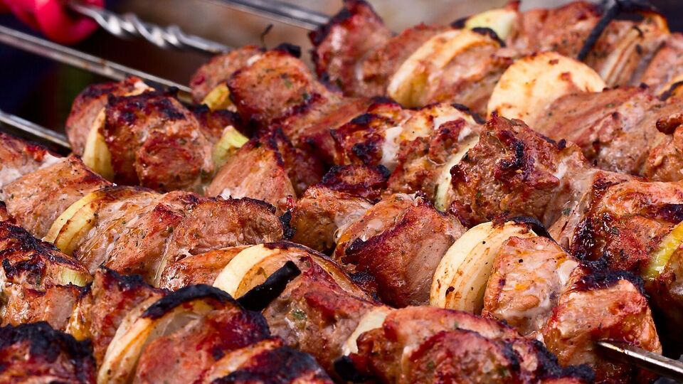 Мясо для шашлыка лучше всего нарезать небольшими кусками одинакового размера