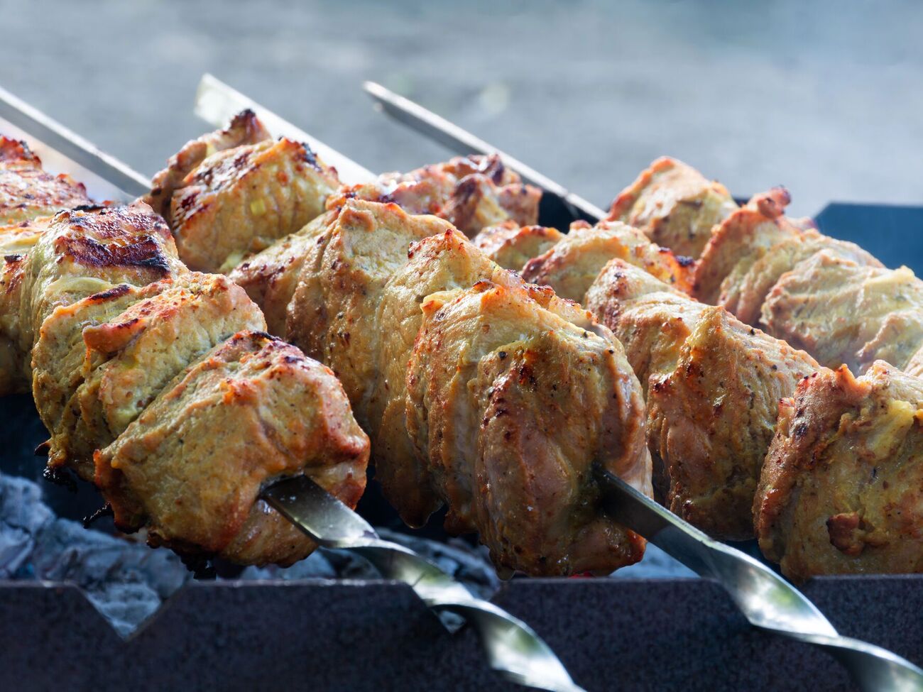 Чтобы шашлык получился вкусным, для маринада необходимы кислота, жир и специи