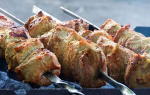 Чтобы шашлык получился вкусным, для маринада необходимы кислота, жир и специи