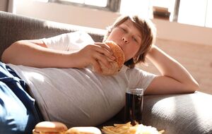 По словам Крупкиной, сон играет важную роль в пищевом поведении