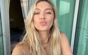 Брежнєва виконала в автівці свою нову пісню