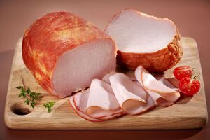 Для ветчины вам понадобятся филе куриного бедра, куриное филе и куриный фарш