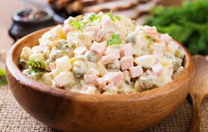 Для салату вам знадобиться 250 г відвареного курячого філе