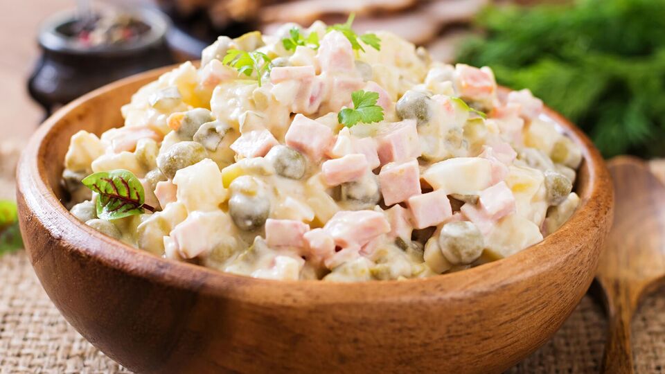 Для салату вам знадобиться 250 г відвареного курячого філе