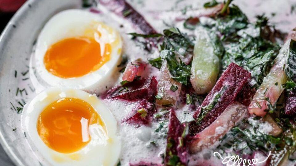 Для приготування холодника краще взяти невеличкі солодкі буряки