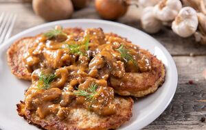 Грибна підлива робить деруни ще смачнішими