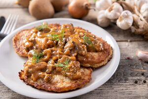 Грибная подливка делает деруны еще вкуснее