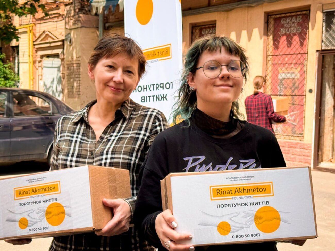 Наборы от Фонда Рината Ахметова содержат продукты первой необходимости, отметили волонтеры