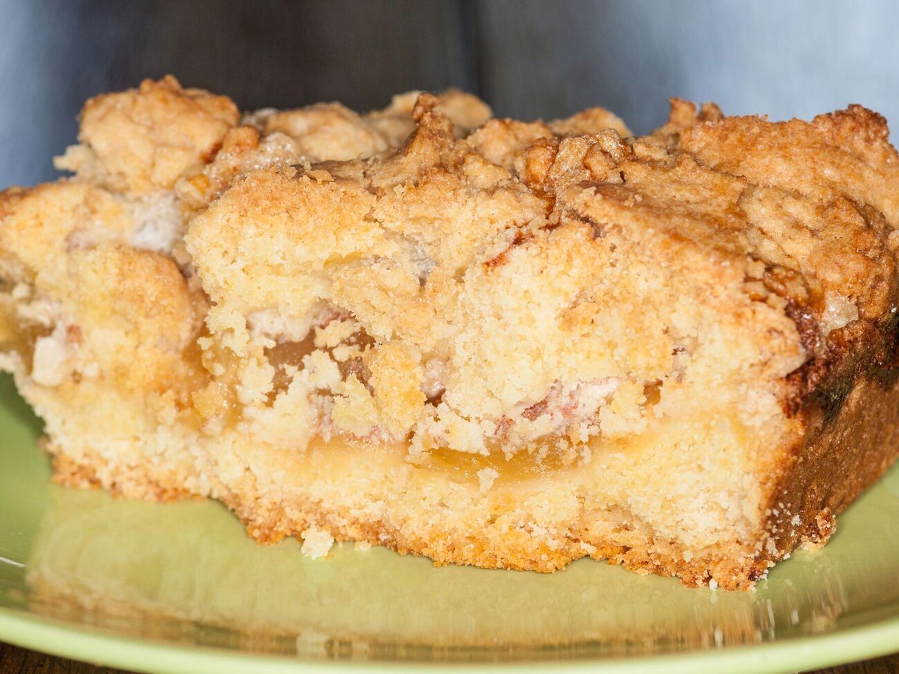 Готовый пирог по желанию посыпьте сахарной пудрой