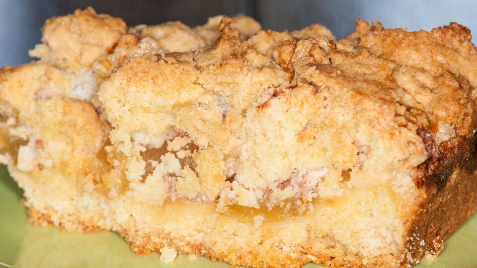 Готовый пирог по желанию посыпьте сахарной пудрой