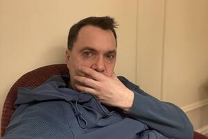Выехавшему из Украины Арестовичу блокировали активы и лишили наград