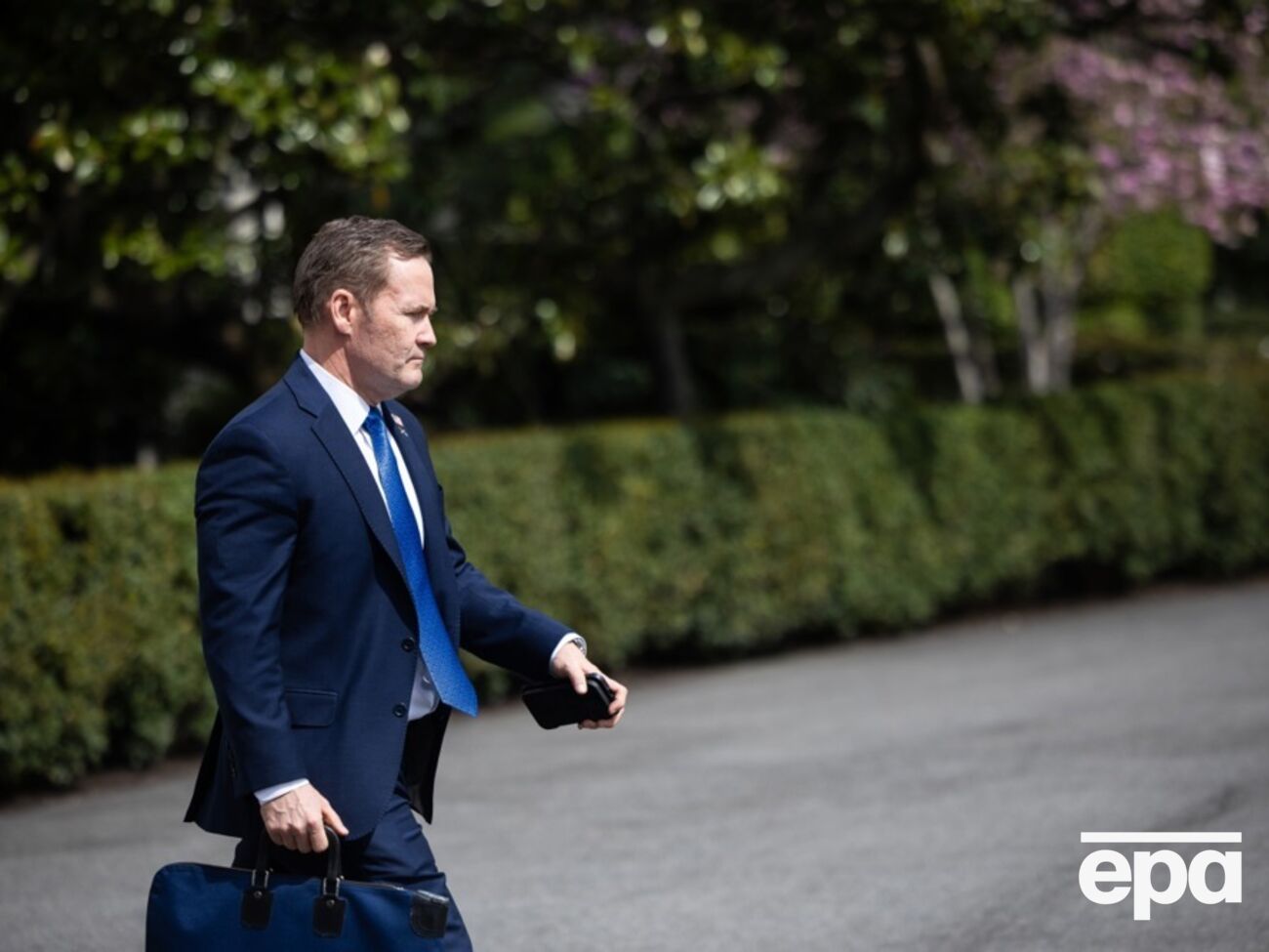 Як ідеться у статті, Волц опинився під пильною увагою після того, як створив чат у Signal і помилково додав у нього редактора The Atlantic