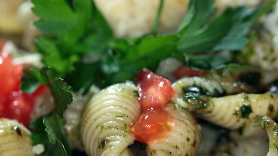 К блюду добавляются разнообразные овощи