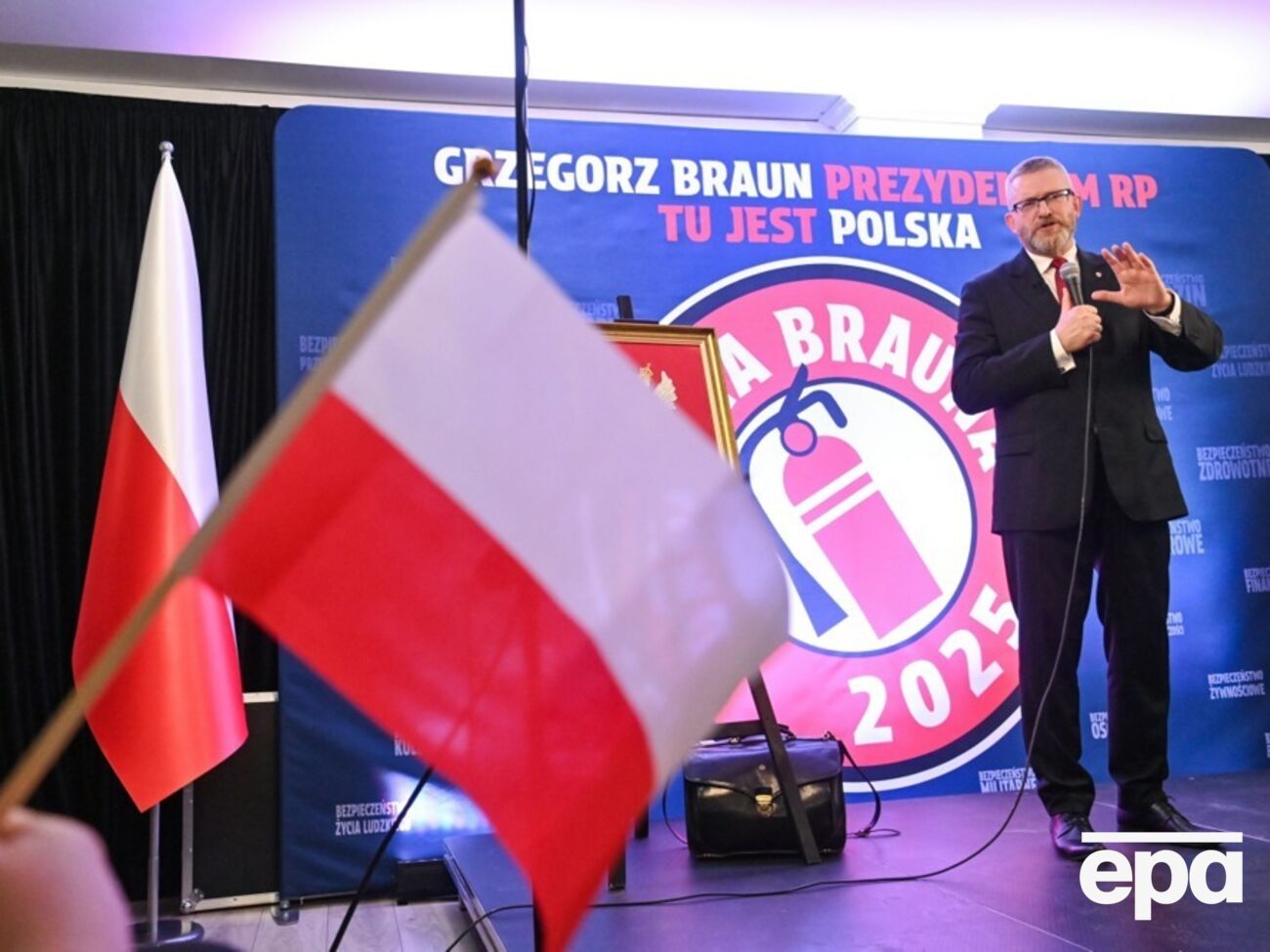 Один из соратников Брауна поднялся по лестнице к балкону ратуши, снял украинский флаг и передал его кандидату