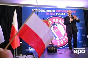 Один из соратников Брауна поднялся по лестнице к балкону ратуши, снял украинский флаг и передал его кандидату