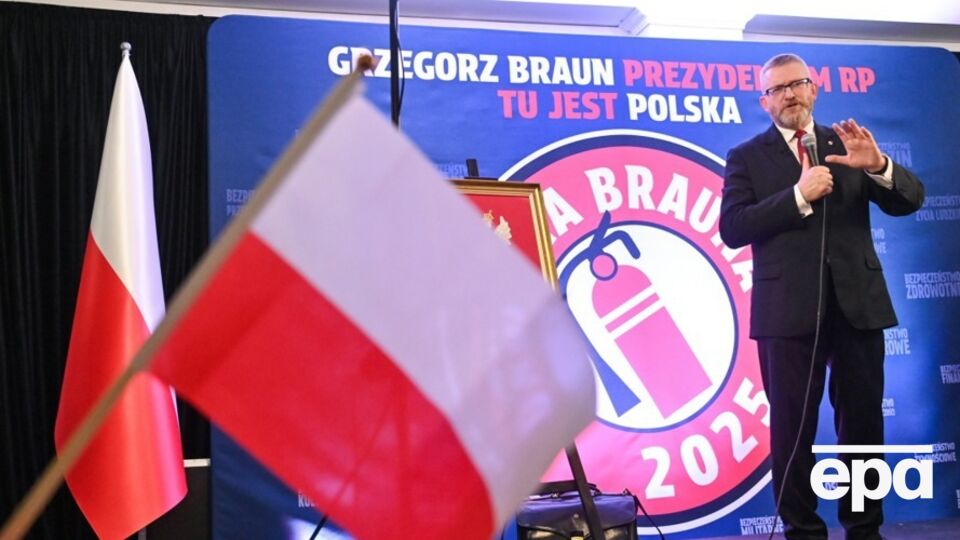 Один из соратников Брауна поднялся по лестнице к балкону ратуши, снял украинский флаг и передал его кандидату