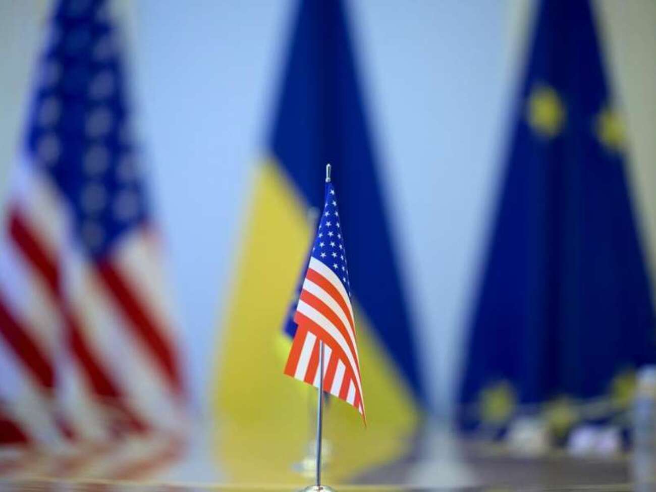 До документа від України, ЄС і Штатів входить 30-денне припинення вогню і те, що США не будуть підтримувати вступ України в НАТО, ідеться у статті