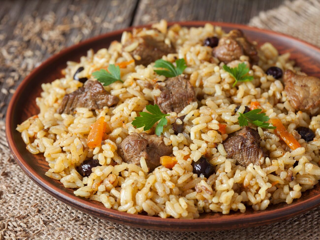 Для плова понадобится 1,2 кг телячьих ребер или другое мясо