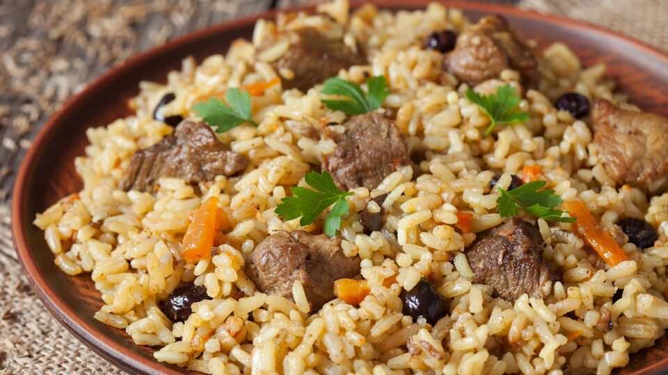 Для плова понадобится 1,2 кг телячьих ребер или другое мясо