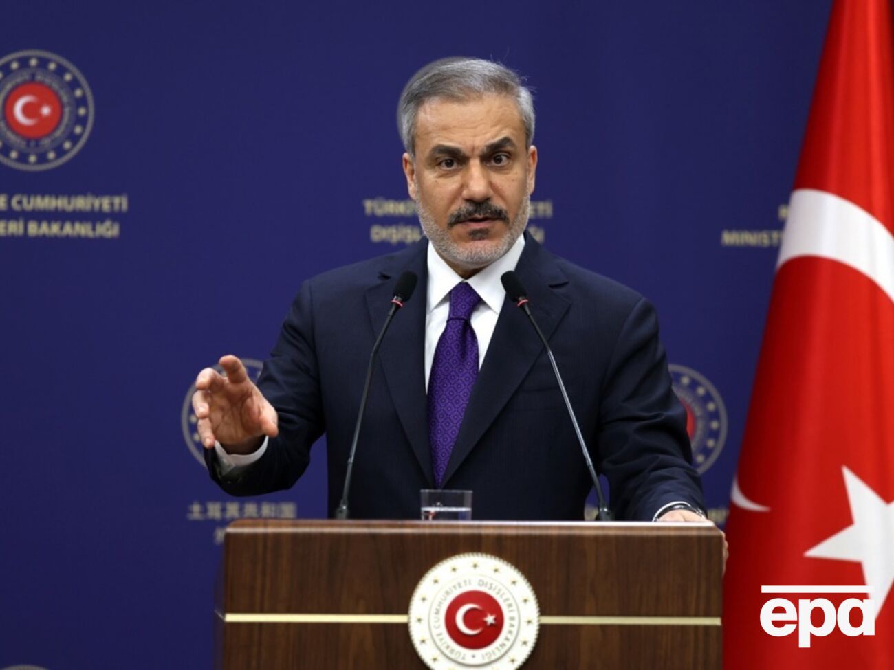 По данным агентства, Фидан подтвердил готовность Анкары следить за соблюдением вероятного перемирия между Украиной и РФ в случае его достижения