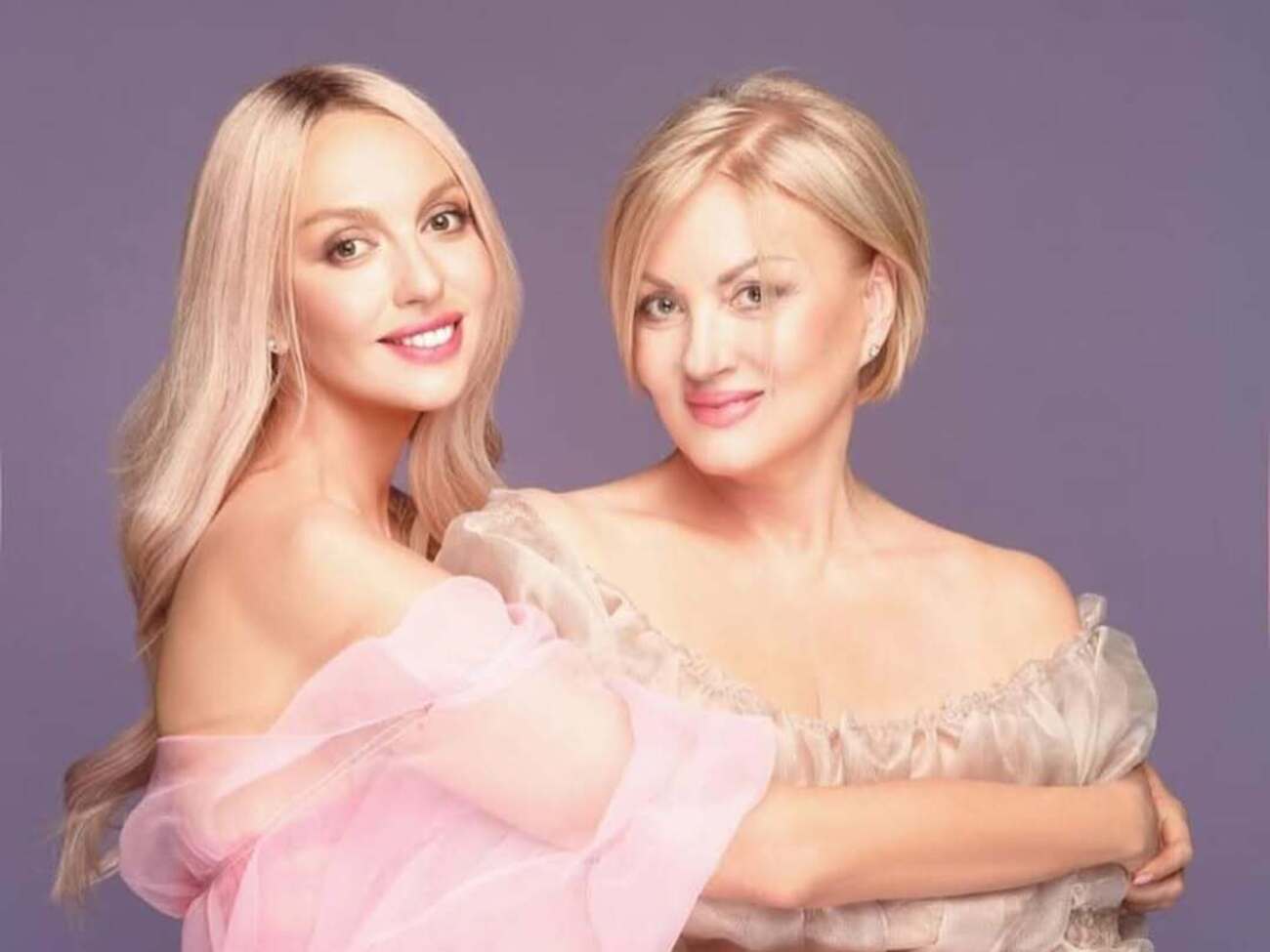 Полякова опубликовала фото, на котором позирует с матерью