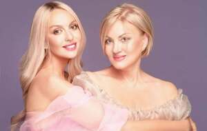 Полякова опубликовала фото, на котором позирует с матерью