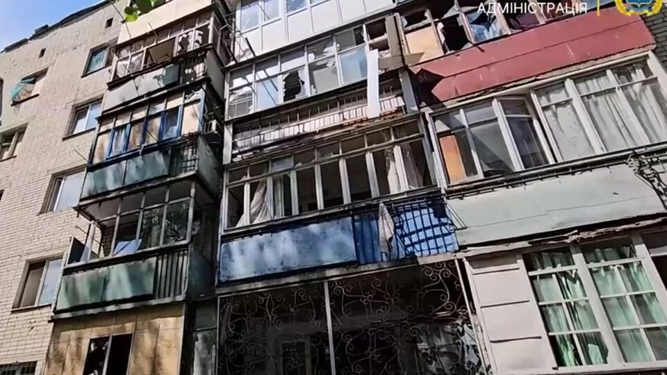 Місцева влада поінформувала про влучання російських снарядів у багатоповерхівку і пошкодження електромереж