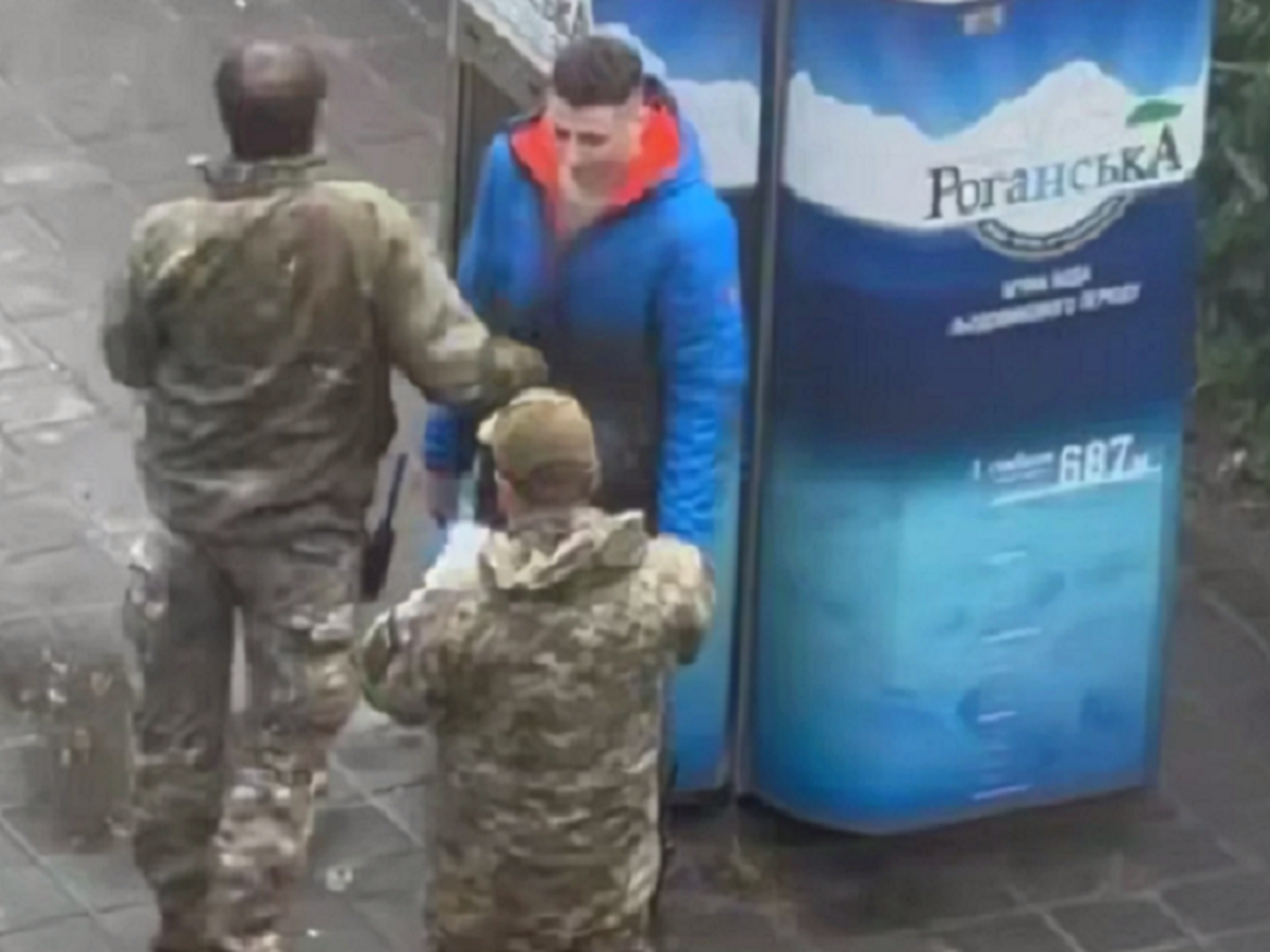 Провокаций от гражданского на видео не видно