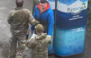 Провокаций от гражданского на видео не видно