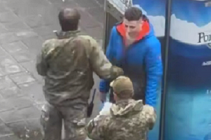 Провокаций от гражданского на видео не видно