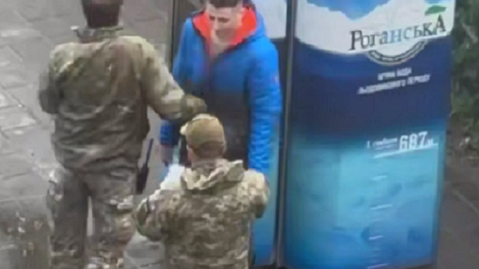 Провокаций от гражданского на видео не видно