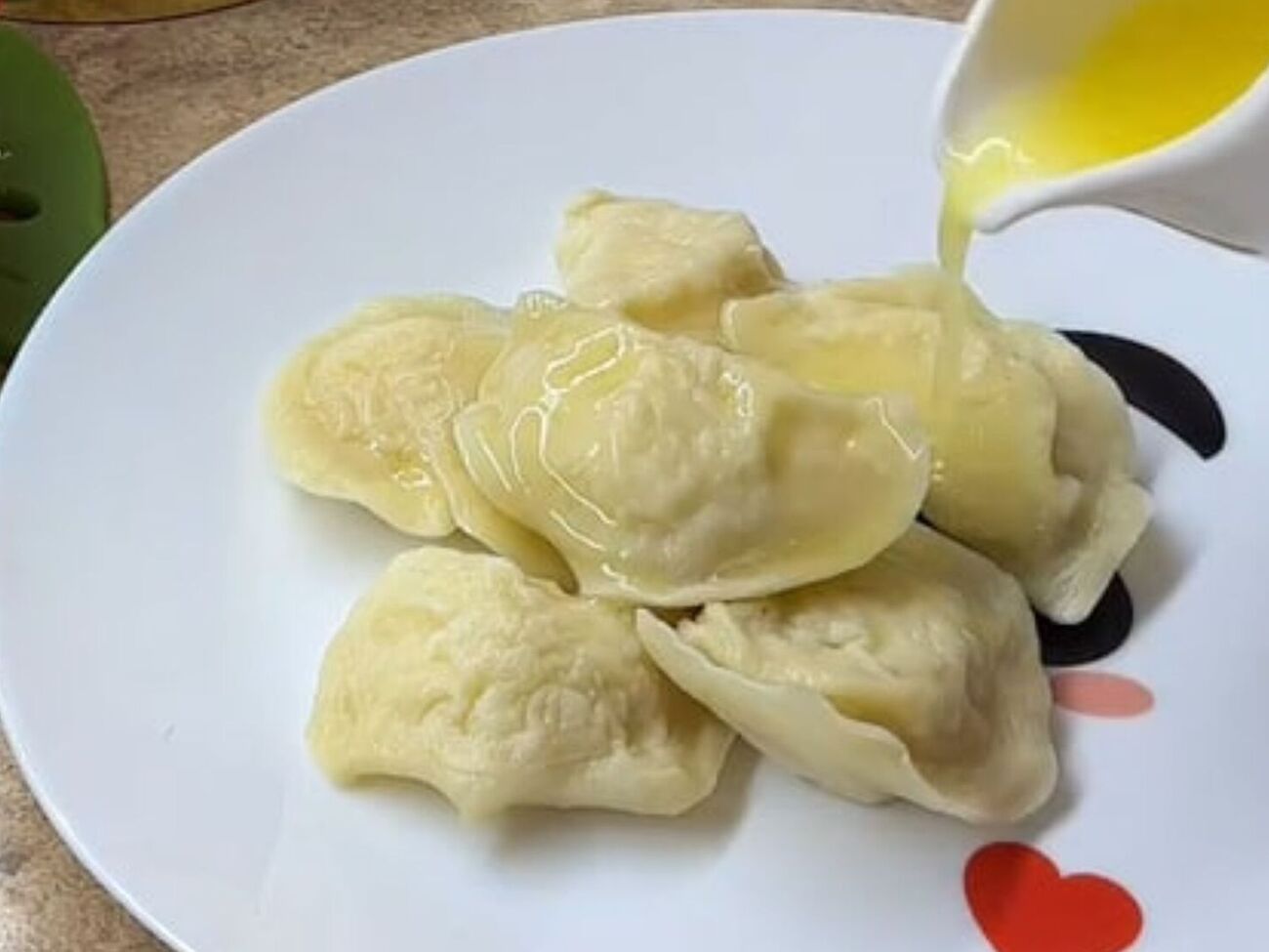 Для теста понадобится мука, молоко, соль, яйцо и растительное масло